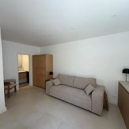 Modern 100m From Le Port Saint-Tropez